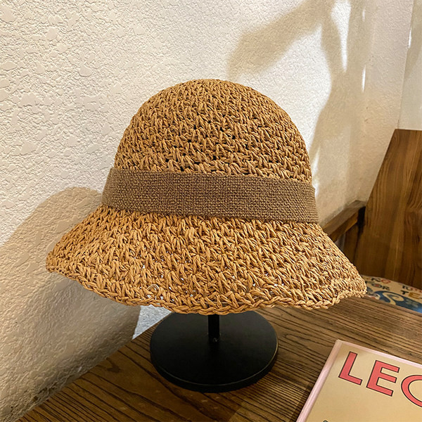 Palarie de dama tricotata cu panglica maro