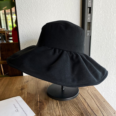 Γυναικείο μοντέρνο καπέλο με περιφέρια σε μαύρο και μπεζ χρώμα