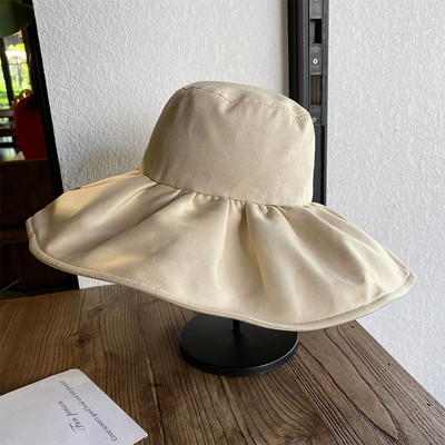 Γυναικείο μοντέρνο καπέλο με περιφέρια σε μαύρο και μπεζ χρώμα