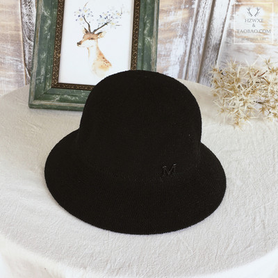 Γυναικείο casual καπέλο με μεταλλική διακόσμηση σε μπεζ και μαύρο χρώμα