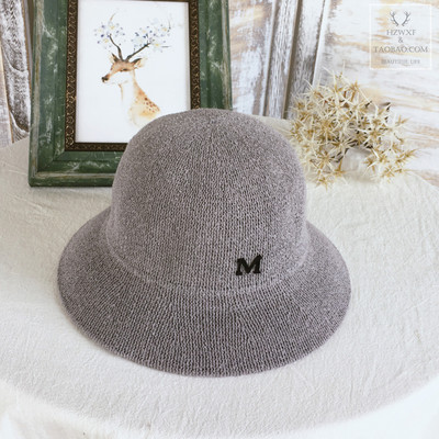 Γυναικείο casual καπέλο με μεταλλική διακόσμηση σε μπεζ και μαύρο χρώμα