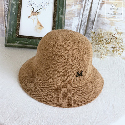 Γυναικείο casual καπέλο με μεταλλική διακόσμηση σε μπεζ και μαύρο χρώμα