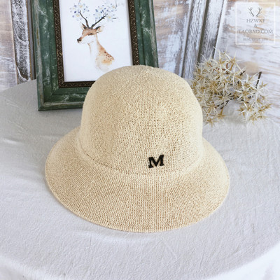 Γυναικείο casual καπέλο με μεταλλική διακόσμηση σε μπεζ και μαύρο χρώμα