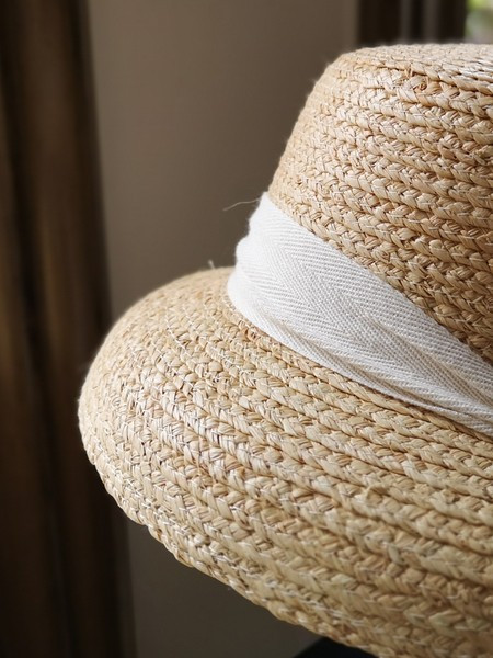 Ženski slamnati šešir u dvije boje