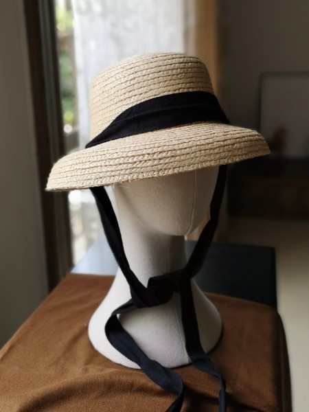 Ženski slamnati šešir u dvije boje