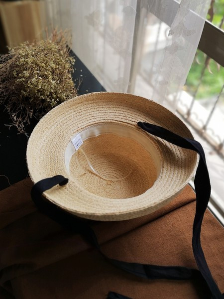 Ženski slamnati šešir u dvije boje