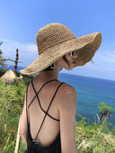 Ženski slamnati šešir s velikim obodom