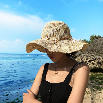 Ženski slamnati šešir s velikim obodom