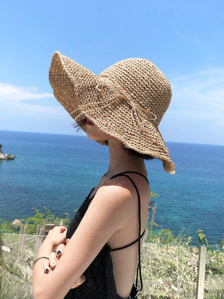 Ženski slamnati šešir s velikim obodom