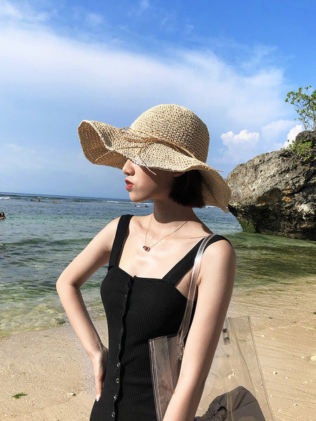 Ženski slamnati šešir s velikim obodom