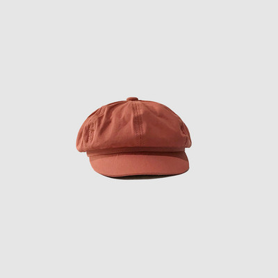 Γυναικείο καπέλο κλασικ`ο  μοντέλο με γείσο