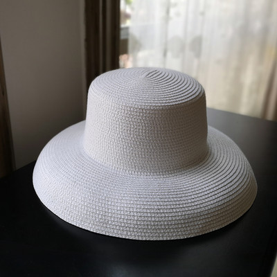 Κομψό γυναικείο καπέλο με περιφέρια σε διαφορετικά χρώματα