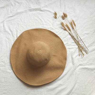 Γυναικείο ψάθινο καπέλο με φαρδύ περιφέρια