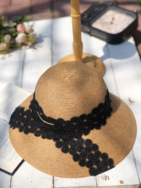 Palarie casual dama cu broderie in alb si negru