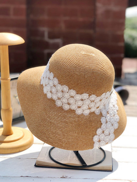 Palarie casual dama cu broderie in alb si negru