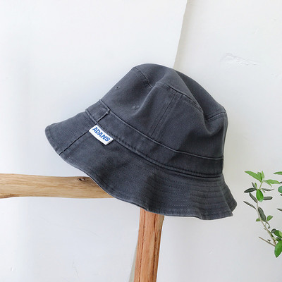 Γυναικείο καπέλο με έμβλημα