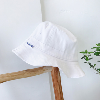 Γυναικείο καπέλο με έμβλημα