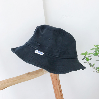 Γυναικείο καπέλο με έμβλημα