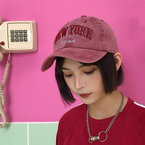 Γυναικείο καπέλο με γείσο και επιγραφή