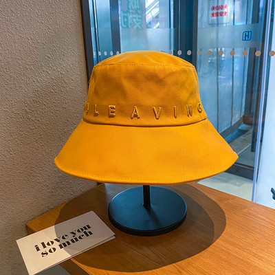 Γυναικείο καπέλο με κεντημένη επιγραφή