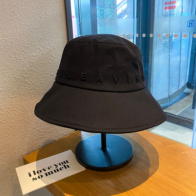 Γυναικείο καπέλο με κεντημένη επιγραφή