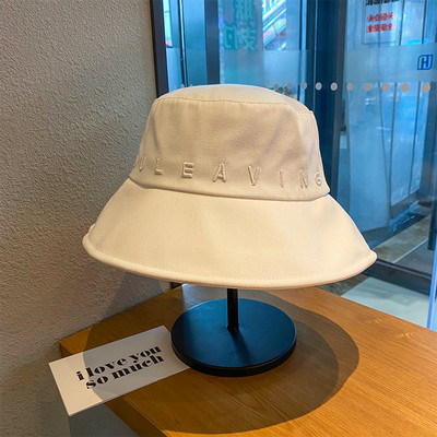 Γυναικείο καπέλο με κεντημένη επιγραφή