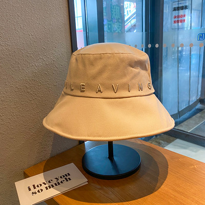 Γυναικείο καπέλο με κεντημένη επιγραφή