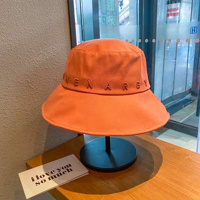 Γυναικείο καπέλο με κεντημένη επιγραφή