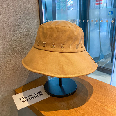 Γυναικείο καπέλο με κεντημένη επιγραφή