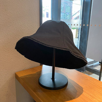 Γυναικείο υφασμάτινο καπέλο με γείσο