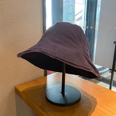 Γυναικείο υφασμάτινο καπέλο με γείσο