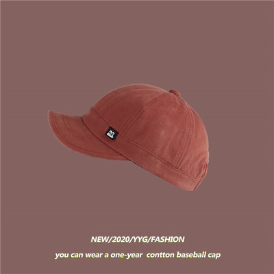 Γυναικείο καπέλο με γείσο και έμβλημα