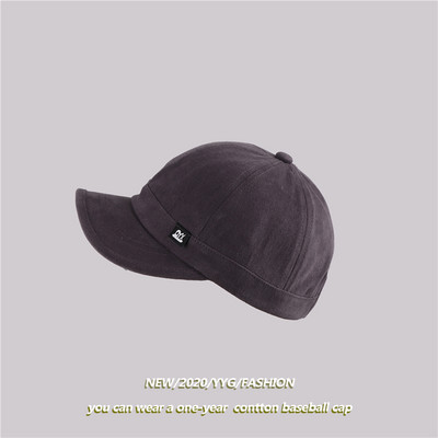 Γυναικείο καπέλο με γείσο και έμβλημα