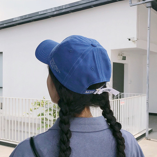 Pălărie textilă reglabilă cu vizor și inscripție pentru femei