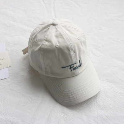 Ženska kapa sa natpisom i šilterom u četiri boje