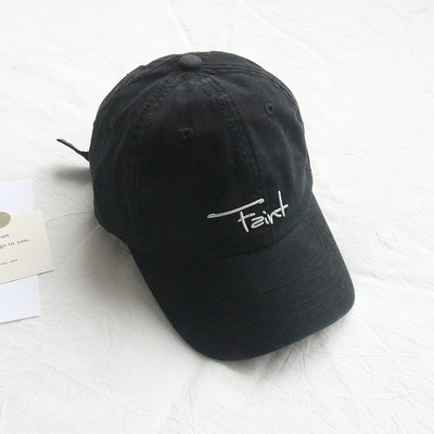 Ženska kapa sa natpisom i šilterom u četiri boje