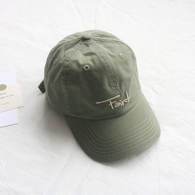 Ženska kapa sa natpisom i šilterom u četiri boje