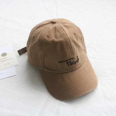 Ženska kapa sa natpisom i šilterom u četiri boje