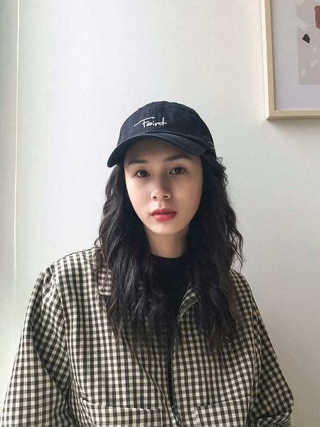 Ženska kapa sa natpisom i šilterom u četiri boje