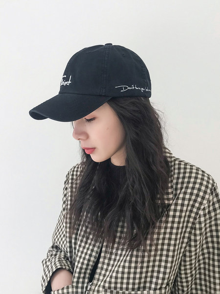 Ženska kapa sa natpisom i šilterom u četiri boje