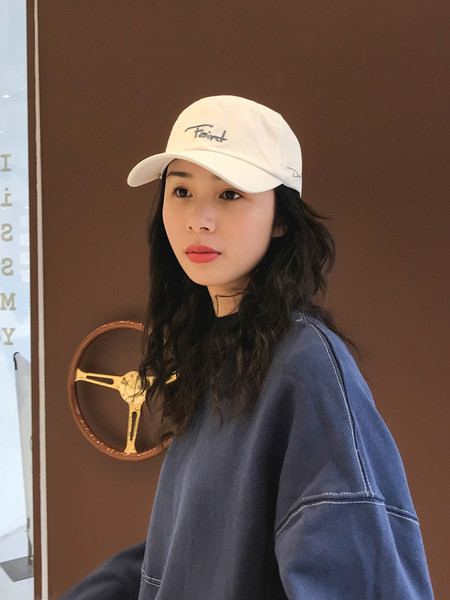 Ženska kapa sa natpisom i šilterom u četiri boje