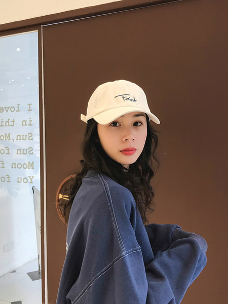 Ženska kapa sa natpisom i šilterom u četiri boje