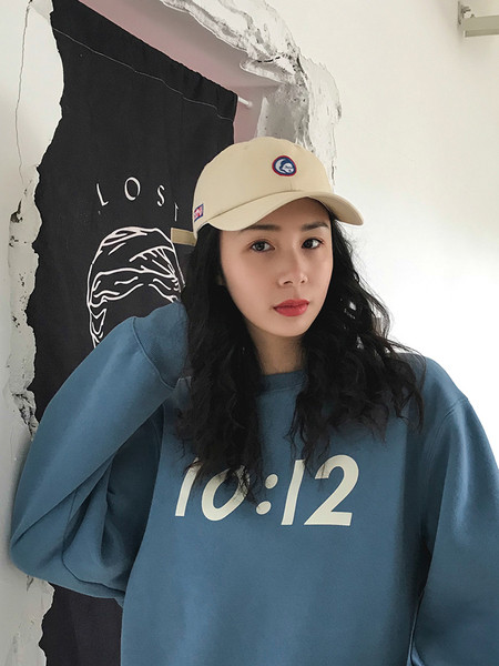 Palarie de dama cu vizor in mai multe culori – potrivita pentru vara