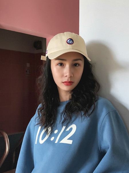 Palarie de dama cu vizor in mai multe culori – potrivita pentru vara