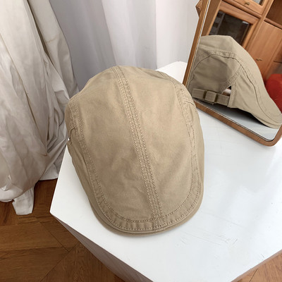 Beretă de damă cu catarame în stil retro