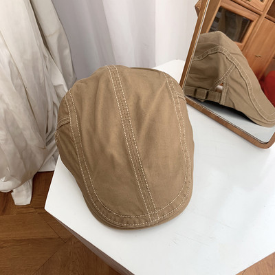 Beretă de damă cu catarame în stil retro