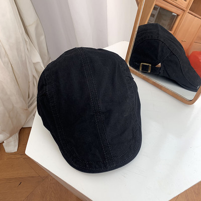 Beretă de damă cu catarame în stil retro