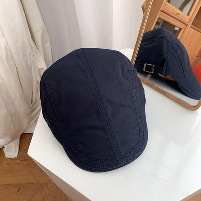 Beretă de damă cu catarame în stil retro