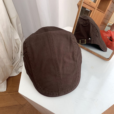 Beretă de damă cu catarame în stil retro