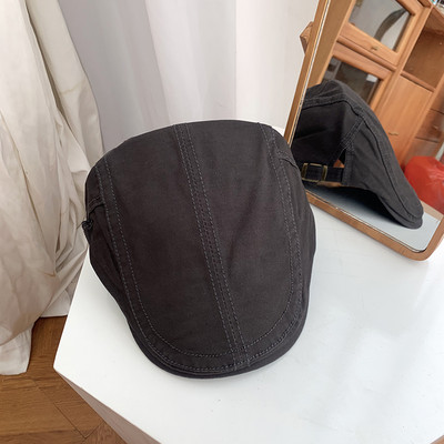 Beretă de damă cu catarame în stil retro